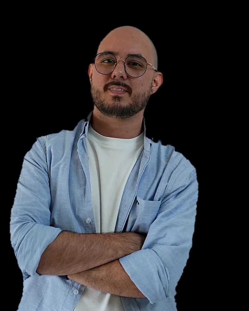 Michele Odarba de brazos cruzados