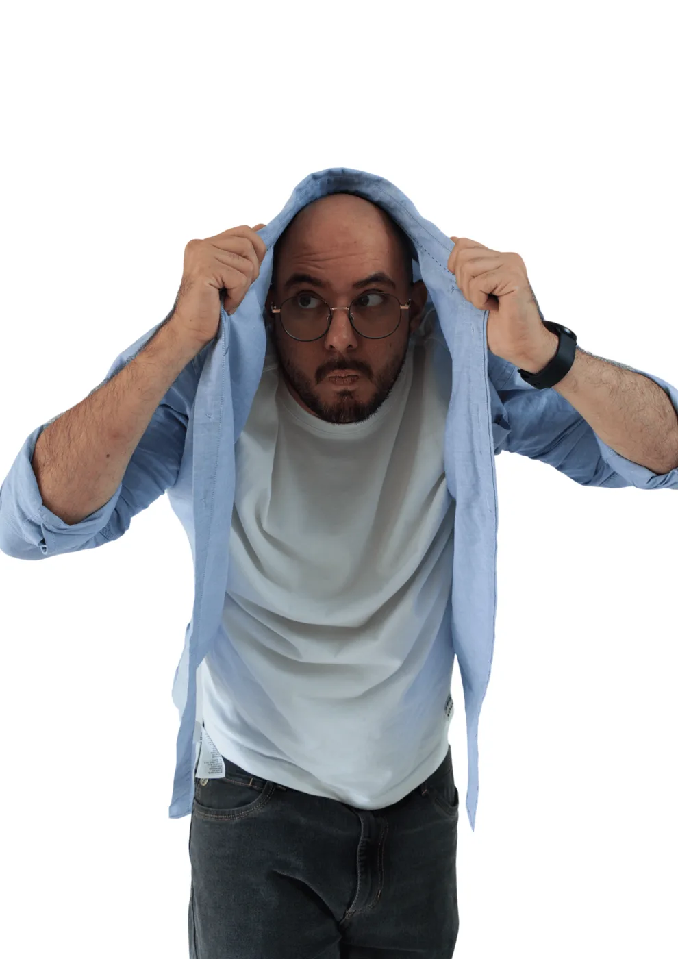 Michele Odarba con la camisa puesta en la cabeza