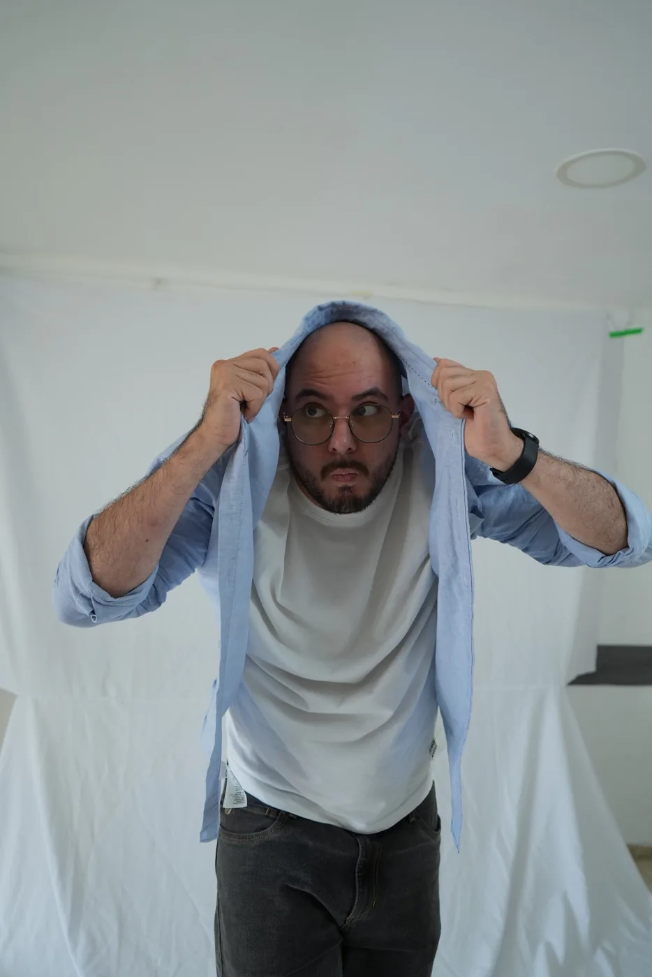 Michele Odarba con la camisa en la cabeza